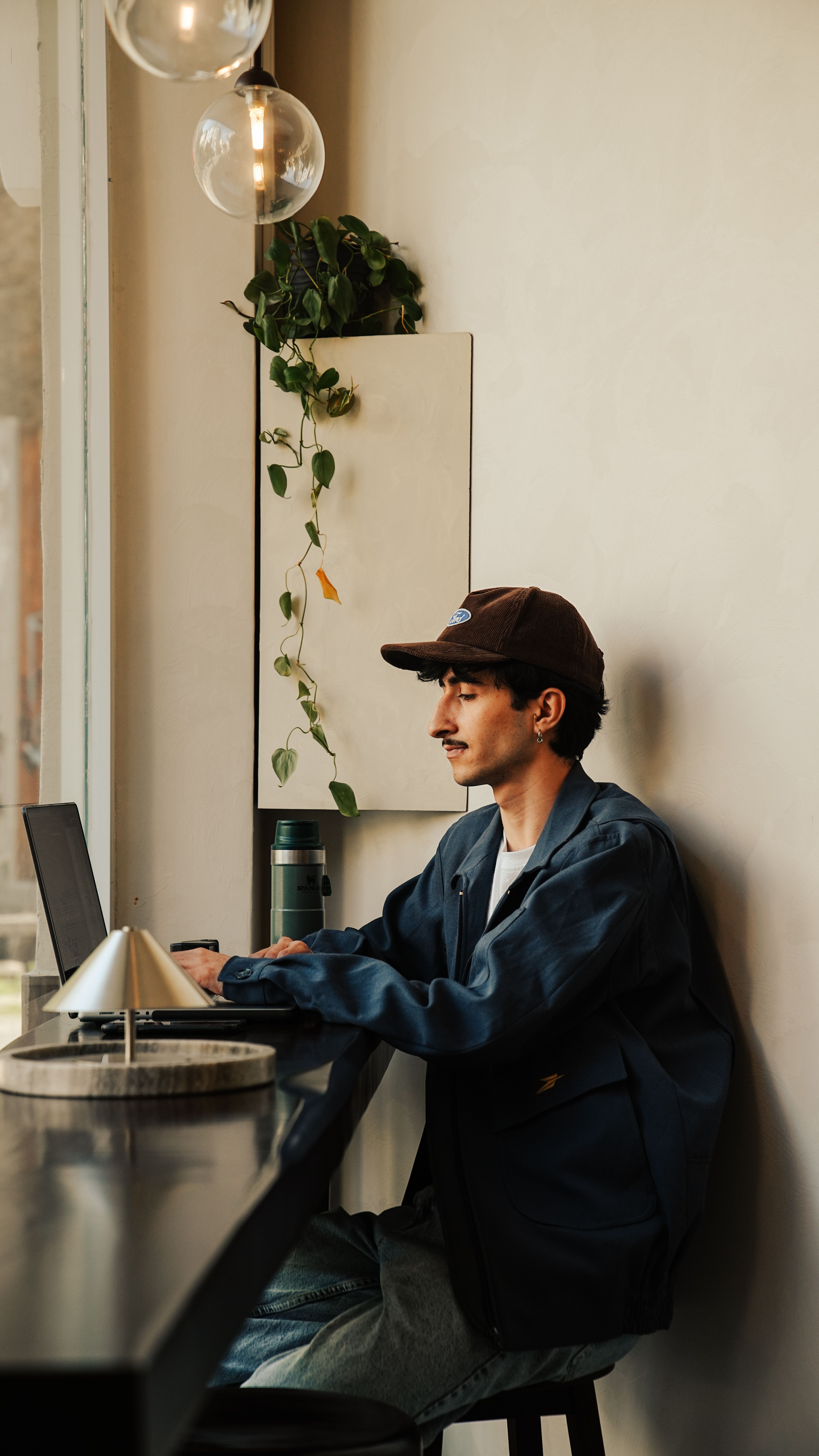 Emprendedor trabajando con su portátil
